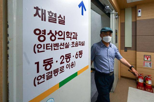 광주 동구 전남대병원의 한 출입문에 각 진료동의 방향이 적힌 표지판이 붙어 있다. 강예진 기자