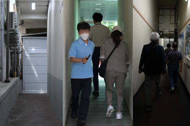 광주 동구 전남대병원에서 각 진료동을 이어주는 연결 통로와 건물 간 사잇길로 환자들이 오가고 있다. 강예진 기자