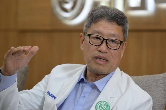 정신 전남대병원장이 지난 6월 광주 동구 전남대병원에서 한국일보와 인터뷰하고 있다. 정 원장은 신경외과 전문의로 뇌종양 분야에서 손꼽히는 권위자다. 전남대병원은 지역병원으로는 이례적으로 뇌종양 시술과 수술을 연간 700건 넘게 시행하고 있다. 강예진 기자