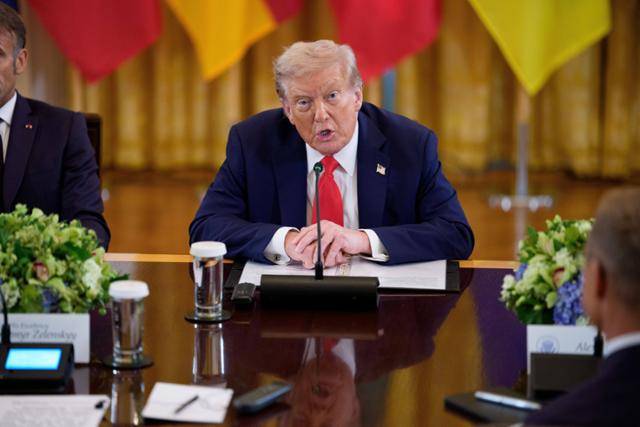 도널드 트럼프 미국 대통령이 18일 워싱턴에 있는 백악관 이스트룸에서 유럽 각국 정상들과의 자리에서 발언하고 있다. 워싱턴=EPA 연합뉴스