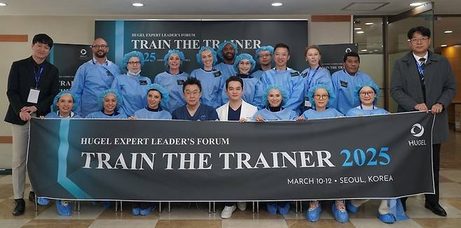 휴젤이 12개국 해외 의료전문가 초청 세미나 ‘H.E.L.F. Train The Trainer 2025’를 마치고 촬영한 기념사진. 휴젤 제공