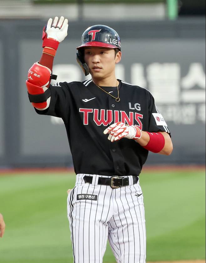 12일 오후 수원 KT위즈파크에서 열린 2025 프로야구 LG와 KT 경기. LG 박해민이 3회 2루타를 날리고 KT 우익수 안현민의 실책을 틈타 3루에 진루한 뒤 기뻐하고 있다. 수원=정시종 기자 capa@edaily.co.kr /2025.08.12.