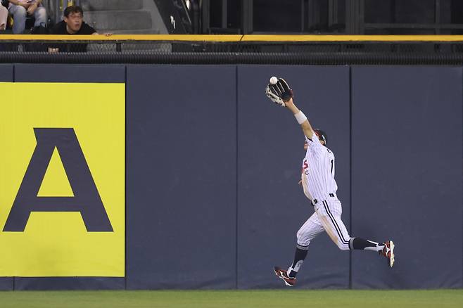 <yonhap photo-4527=""> 박해민 호수비 (서울=연합뉴스) 신현우 기자 = 27일 서울 잠실야구장에서 열린 프로야구 2025 신한 SOL 뱅크 KBO리그 한화 이글스와 LG 트윈스의 경기. 8회초 1사 LG 중견수 박해민이 한화 플로리얼 타구를 잡아내고 있다. 2025.5.27 nowwego@yna.co.kr/2025-05-27 20:56:20/ <저작권자 ⓒ 1980-2025 ㈜연합뉴스. 무단 전재 재배포 금지, AI 학습 및 활용 금지></yonhap>