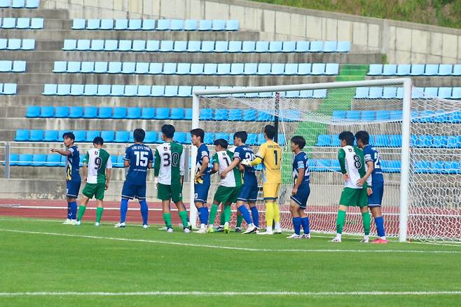 사진은 건국대(초록 상의)와 아주대의 제61회 추계대학축구연맹 백두대간기 경기 모습. 사진=대학축구연맹