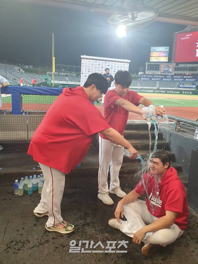 7월 29일 인천 키움전을 마친 뒤 더그아웃에서 동료들의 축하를 받는 전영준. 왼쪽은 김민, 가운데는 박시후다. 인천=배중현 기자