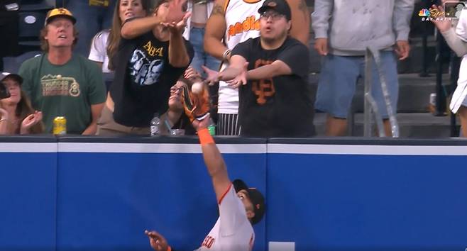 샌프란시스코 좌익수 라모스가 19일(한국시간) 샌디에이고전 2회 말 보가츠의 타구를 잡으려다가 관중의 방해로 놓치고 있다. 사진=MLB닷컴 캡처