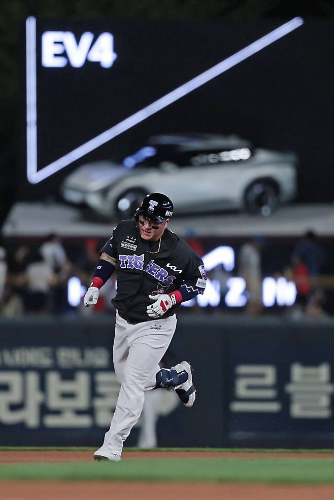 19일 광주 키움전 4회 '기아 홈런존'으로 타구를 날린 최형우가 베이스를 돌고 있다. 최형우는 부상으로 4000만원 상당의 EV4 전기차를 받는다. KIA 제공