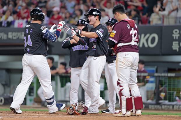 19일 광주 키움전에서 홈런을 기록한 최형우가 동료들의 축하를 받고 있다. KIA 제공