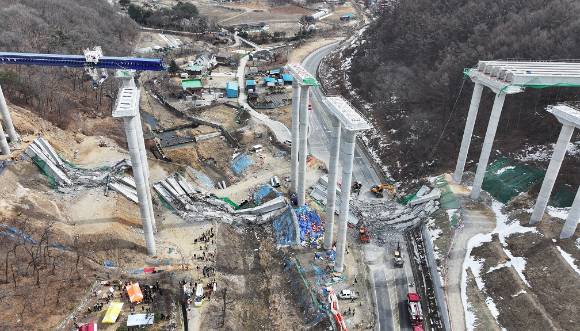 지난 2월 25일 경기도 안성시 서운면 산평리 소재 서울세종고속도로 천안~안성구간 9공구 천용천교 건설 현장에서 교량 연결작업 중 교각에 올려놓았던 상판이 무너지는 사고가 발생했다. [사진=연합뉴스]