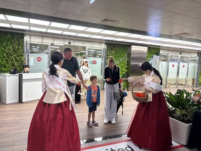 싱가포르발 첫 입도객 환영 행사. 16일 제주국제공항에서 티웨이항공 첫 직항편으로 도착한 싱가포르 관광객들이 환영 인사를 받고 있다. (제주관광공사 제공)