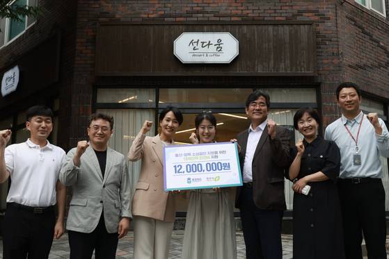 김수민 충북도 정무부지사(왼쪽에서 세번째)가 지난 6월 소상공인 출산 지원금을 전달했다. [사진 충북도]