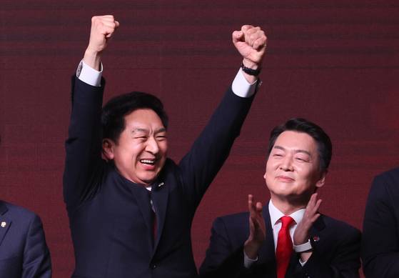 김건희 특검팀은 통일교 측이 2023년 국민의힘 전당대회에서 김기현 국민의힘 의원을 당 대표로 당선시키기 위해 건진법사 전성배씨 등과 공모한 것으로 보고, 수사하고 있다. 연합뉴스