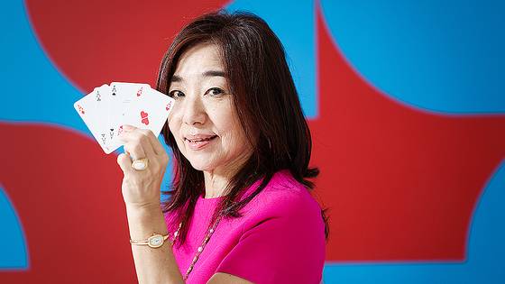 최근 중앙일보 사옥에서 만난 한국브리지협회 김혜영 회장이 브리지에서 쓰이는 카드를 들고 포즈를 취하고 있다. 현대가 며느리로 40년을 살아온 김 회장은 올해부터 한국브리지협회 수장을 맡아 전국을 분주히 누비고 있다. 우상조 기자