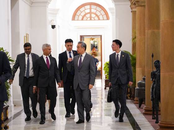 18일 인도 뉴델리에서 수브라마냠 자이샨카르(왼쪽 두번째) 인도 외교장관이 왕이(오른쪽 두번째) 중국 외교부장과 복도에서 대화를 하고 있다. 중국 외교부 사이트 캡처
