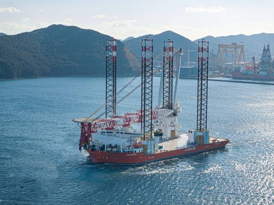 한화오션이 건조해 지난 1월 글로벌 해상풍력기업 카델라에 인도한 해상풍력발전기설치선(WTIV). 15MW급 대형 해상풍력발전기 5기를 한 번에 운송·설치할 수 있고 수심 65m까지 발전기 관련 장비 설치가 가능하다. 사진 한화오션