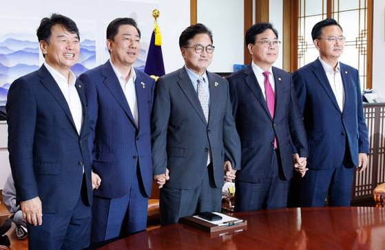 우원식 국회의장과 김병기 더불어민주당 원내대표, 송언석 국민의힘 비상대책위원장 겸 원내대표가 19일 오후 서울 여의도 국회에서 열린 의장 주재 여야 원내대표 회동에서 기념촬영을 하고 있다. 왼쪽부터 문진석 민주당 원내운영수석부대표, 김 원내대표, 우 의장, 송 원내대표, 유상범 국민의힘 원내수석부대표. 임현동 기자
