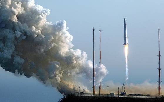 한국 첫 우주발사체 나로호(KSLV-1)가 2013년 1월 30일 전남 고흥 나로우주센터에서 발사돼 우주를 향해 날아가고 있다. [뉴스1]