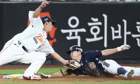 19일 대전 한화전에서 7회 2타점짜리 역전 적시 3루타를 치고 3루에서 절묘한 슬라이딩으로 세이프되는 두산 정수빈. 뉴스1