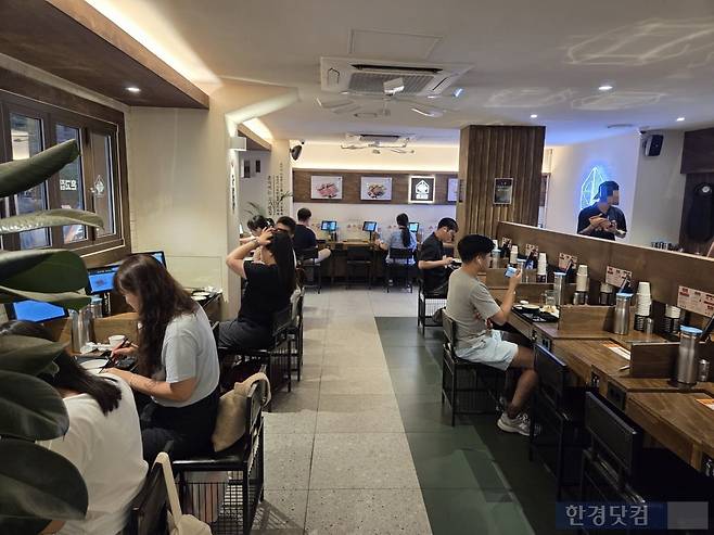 서울 중구에 위치한 1인 고깃집 매장 안에서 손님들이 식사를 하고 있다./사진=박수림 기자
