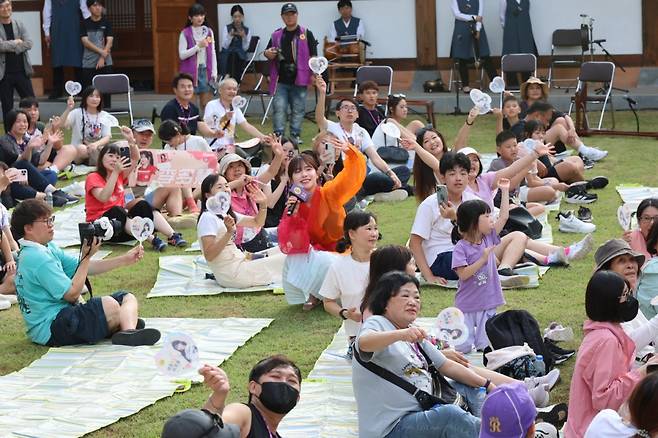 완주 대승한지마을에서 팬미팅을 즐기는 이다혜 치어리더와 참가자들. 사진=한국관광공사