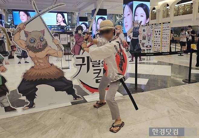 포토존에서 포즈를 취하는 방문객 이 모씨(34)/사진=유지희 기자