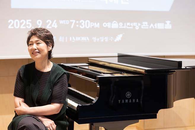 지난 18일 서울 종로구 종로아트홀에서 열린 기자간담회에 참석한 피아니스트 백혜선. / 사진제공. 영앤잎섬.