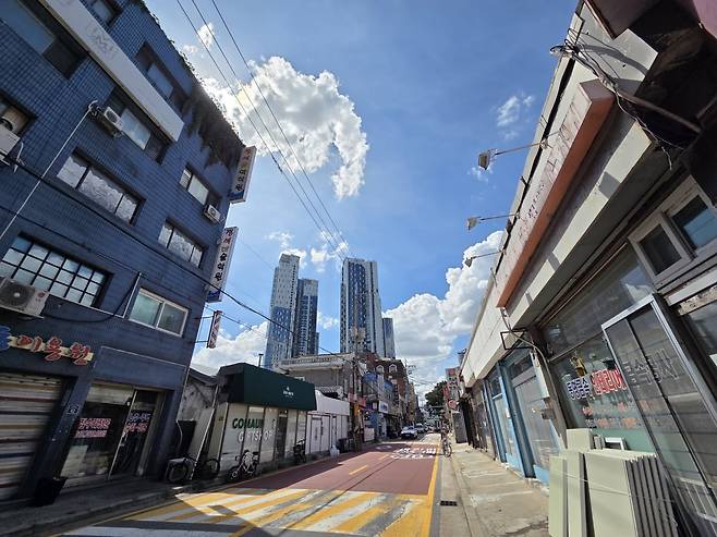 성수전략정비구역 너머로 성수동 고급 아파트 단지 트리마제가 보인다. 사진=민보름 기자