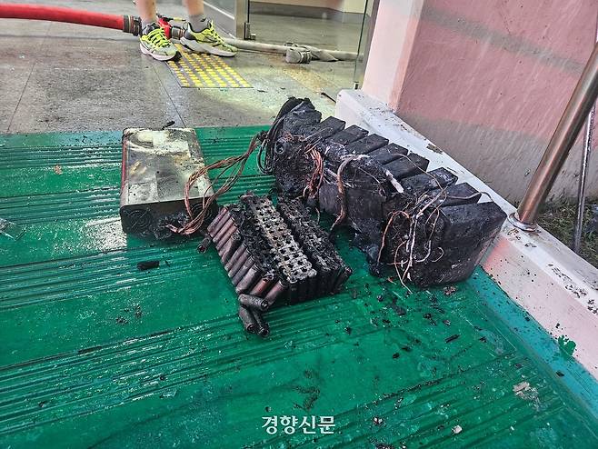 19일 경기 동두천시 송내동의 한 아파트 1층에서 발생한 화재의 발화점으로 추정되는 캠핑용 배터리(100A)가 불에 타 까맣게 그을려있다. 경기북부소방재난본부 제공