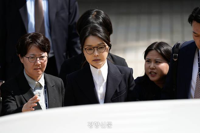 윤석열 전 대통령 부인 김건희 여사가 지난 12일 오후 서울 서초구 서울중앙지법에서 열린 구속 전 피의자 심문(영장실질심사)을 마치고 법원을 나서고 있다. 권도현 기자