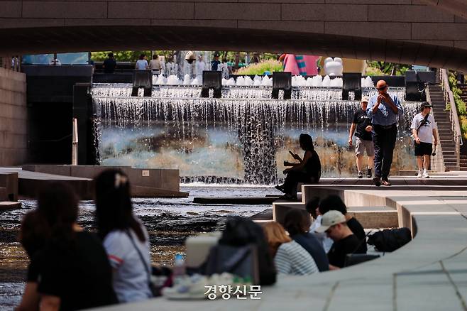 서울과 경기, 강원, 충청 등 중부 대부분을 포함한 전국 육상 기상특보 구역 183곳 중 175개 지역에 폭염특보가 발효된 18일 서울 청계천을 찾은 관광객과 시민들이 더위를 식히고 있다. 2025.8.18 이준헌 기자
