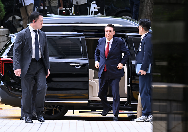 12·3 불법 계엄과 관련해 특검의 수사를 받는 윤석열 전 대통령이 지난 7월9일 서울 서초구 서울중앙지법에서 열린 영장실질심사에 출석하기 위해 법정으로 향하고 있다. 사진공동취재단