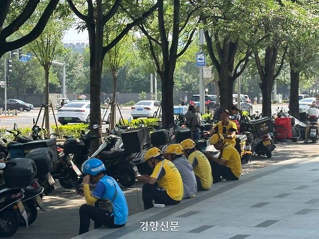 베이징 차오양구의 한 상가 앞에서 음식 배달원들이 주문을 기다리고 있다./박은하 기자.