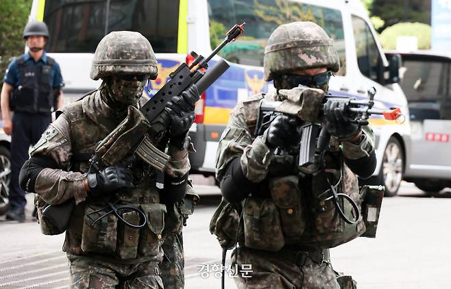 19일 서울 중구 롯데호텔에서 열린 을지연습 연계 통합방위능력 향상 관계기관 합동훈련에서 군병력이 드론을 이용한 테러 공격 상황을 가정해 훈련하고 있다.