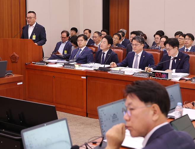 황주호 한국수력원자력 사장이 19일 국회에서 열린 산업통상자원중소벤처기업위원회 전체회의에서 올해 초 미국 웨스팅하우스와 맺은 지식재산권 분쟁 종료 합의문과 관련한 의원 질의에 답변하고 있다. 연합뉴스