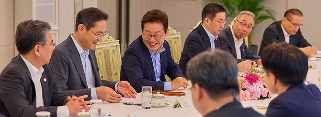 이 대통령 오른편에 이재용, 왼편에 구광모 이재명 대통령이 19일 용산 대통령실에서 경제단체 및 기업인 간담회를 하고 있다. 간담회에는 이재용 삼성전자 회장, 최태원 SK그룹 회장, 구광모 LG 회장, 류진 한국경제인협회장 등이 참석했다. 대통령실 제공