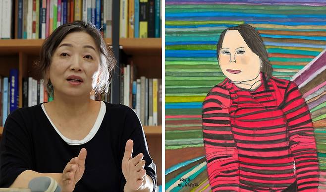 정은혜 작가의 어머니 장차현실 작가가 지난 14일 경향신문과 인터뷰하고 있다. 오른쪽은 정 작가의 자화상 ‘니 얼굴 은혜씨’.  서성일 선임기자·작가 제공