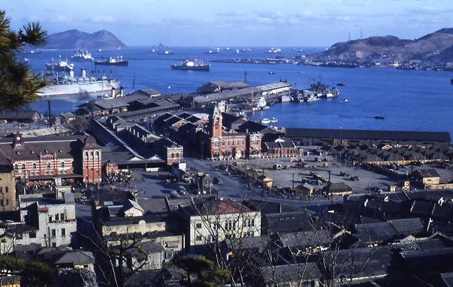 1952년 미군이 촬영한 부산역, 부산세관, 부산항 1부두 모습/김한근 부경근대사료연구소 소장 제공