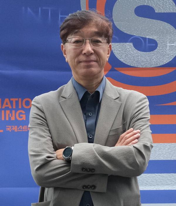코리아국제스트리밍페스티벌 김복근 집행위원장이 인터뷰를 마친 뒤 사진 촬영을 하고 있다. 김태훈 기자
