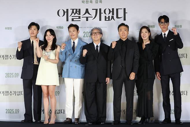 From left: Park Hee-soon, Son Ye-jin, Lee Byung-hun, director Park Chan-wook, Lee Sung-min, Yeom Hye-ran and Cha Seung-won pose for photographers at CGV Yongsan, Seoul, Tuesday (Yonhap)