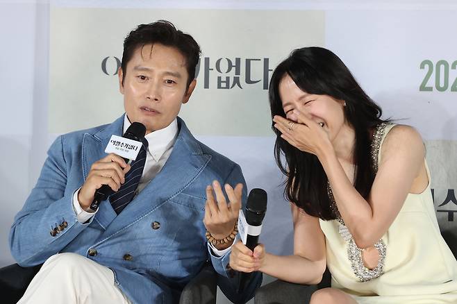 Lee Byung-hun (left) and Son Ye-jin at Tuesday's press event. (Yonhap)