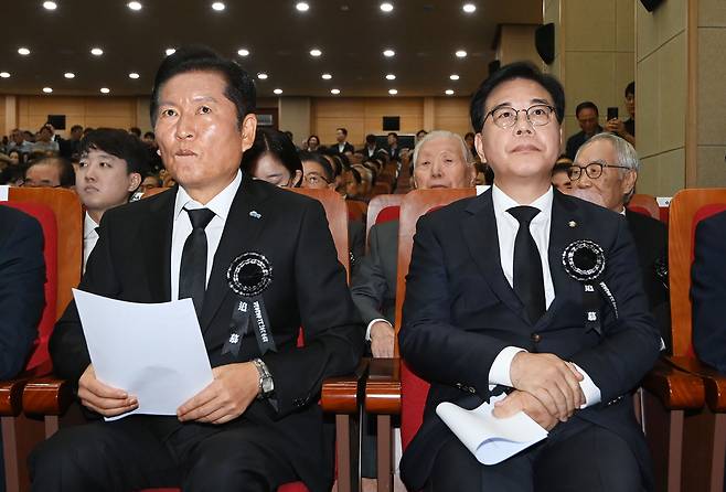 The Democratic Party leader Jung Chung-rae, left, ignores PPP interim leader Song Eon-seog at the memorial ceremony for former president Kim Dae-jung at the Memorial Hall at Seoul National Cemetery on Aug. 18. [KIM JONG-HO]