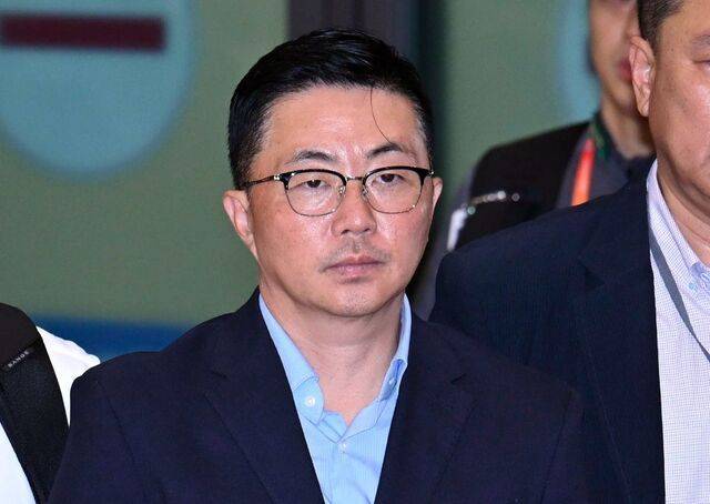 김건희 여사 일가의 '집사'로 지목된 김예성씨가 지난 12일 오후 인천공항 제1여객터미널 입국장에 들어서고 있다. 윤웅 기자