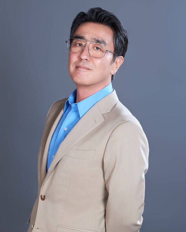 강윤성 감독이 연출한 디즈니+ 시리즈 ‘파인: 촌뜨기들’의 주연 배우 류승룡. 강 감독의 전작 ‘카지노’(디즈니+·2022)를 감명 깊게 보고 강 감독에게 페이스북 메시지로 먼저 연락했다는 그는 “이번 작품도 역시 기승전‘강윤성’이었다. 감독님이 아니었다면 이렇게 해 내지 못했을 것”이라고 말했다. 월트디즈니 컴퍼니 코리아 제공