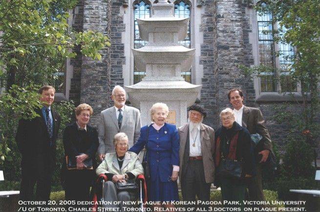 2005년 10월 20일, 캐나다 토론토 대학교 빅토리아 칼리지에 세워진 '한국 파고다 공원' 기념비 앞에서 스탠리 마틴, O.R. 에비슨, 플로렌스 머레이 선교사의 후손들이 함께한 모습이다. 론 무어 박사는 간담회에서 "학생들에게 이 기념비가 누구를 위한 것인지 아느냐고 물었더니 대한항공기 추락 사고 희생자를 위한 것인 줄 알더라"며 "이분들이 바로 한국인을 위해 헌신한 캐나다인 의사들이라고 알려주었다"고 전했다. 숭실대 한국기독교문화연구원 제공