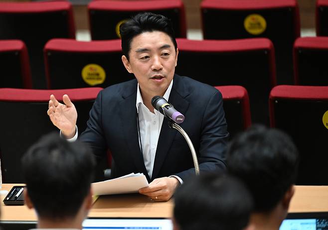 강훈식 비서실장일 19일 서울 용산 대통령실 청사에서 열린 기자간담회에서 발언 하고 있다. [김호영 기자]
