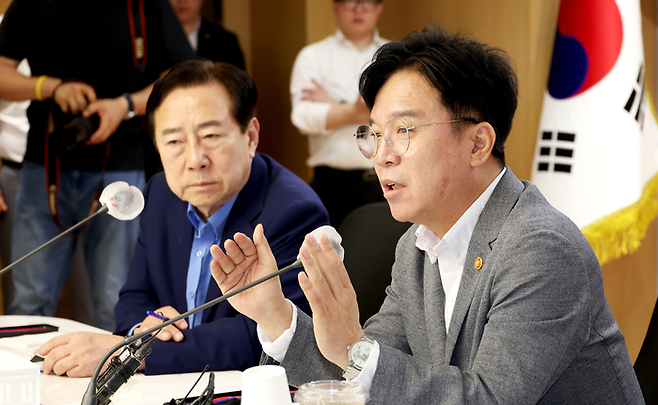 김영훈 고용노동부 장관(오른쪽)이 19일 서울 여의도 중소기업중앙회 본사에서 열린 노조법 개정 관련 중소기업인 간담회에서 모두발언을 하고 있다. [사진 = 중소기업중앙회]