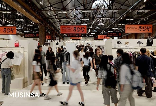 무신사 스토어 성수@대림창고 내부 모습 [사진 = 무신사]