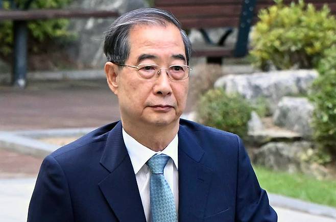 한덕수 전 국무총리가 2일 내란특검 조사를 받기 위해 서울 서초구 서울고검 청사로 향하고 있다. [김호영기자]