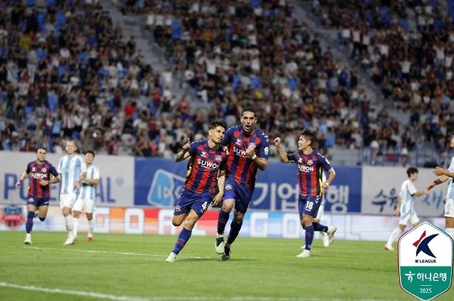 Willian (left). Photo = Korea Professional Football Federation