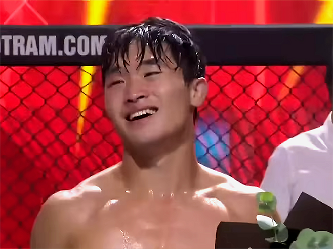 제2대 AFC 밴텀급 챔피언 송현종이 2025년 8월 베트남 붕따우 더그랜드 호짬 특설 케이지 타이틀 1차 방어 성공 후 기뻐하고 있다. 사진=Angel‘s Fighting Championship